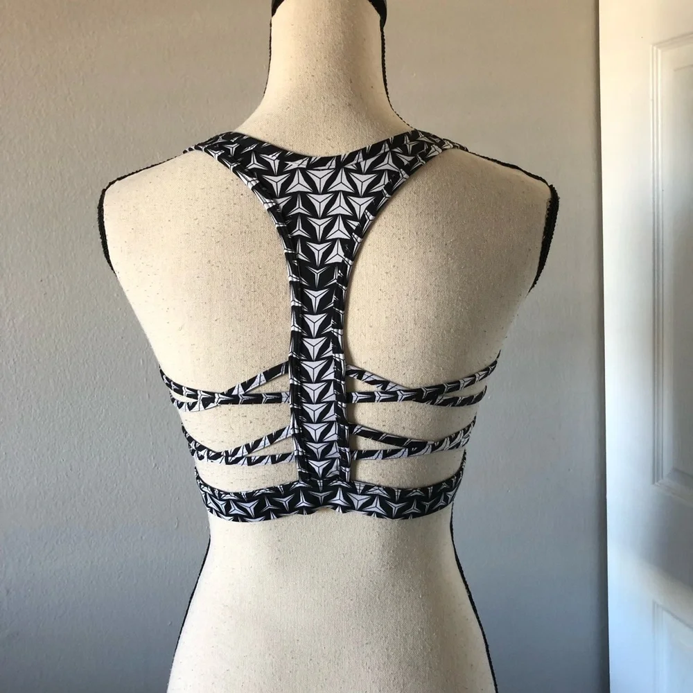 VICTORIA SPORT geometric triangular print and a distinctive strappy racerback| M